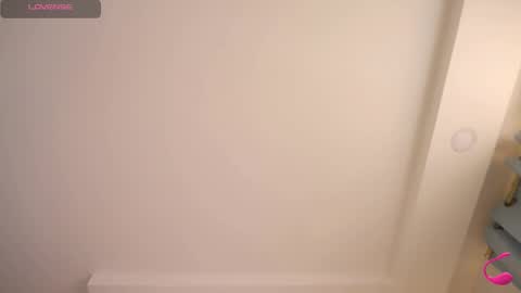 Emily  R online show from November 12, 4:42 pm