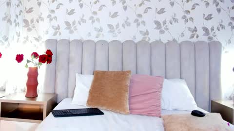 LIZZ   online show from February 6, 10:01 pm