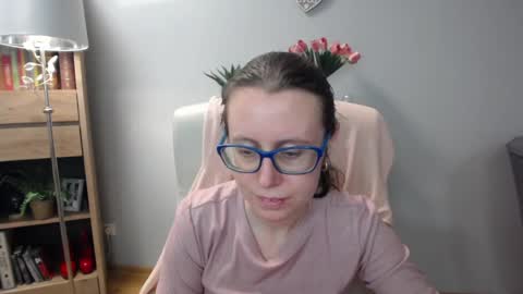 Lizzy online show from April 3, 4:30 am