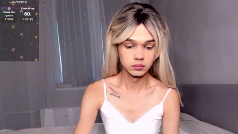 lizzydelrey online show from July 17, 1:51 am