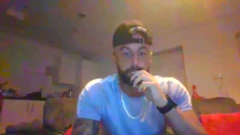 Leon online show from December 17, 6:03 pm