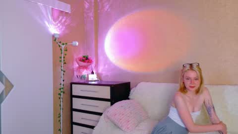 llovelymia online show from August 3, 3:19 am