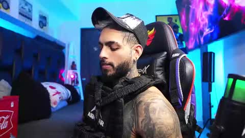 logan_hugh8 online show from February 26, 6:17 am