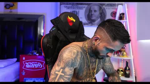 logan_hugh8 online show from December 21, 4:36 pm