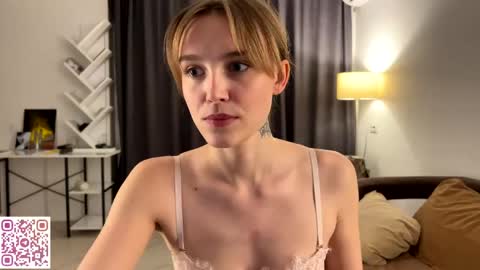 lolaatatee online show from May 5, 9:31 pm