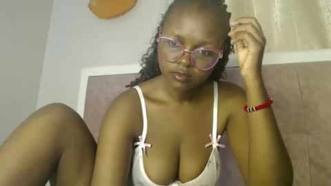 Snapshot of lolamia7 chatting on October 1, 5:17 am lolamia7 online show from October 1, 5:17 am