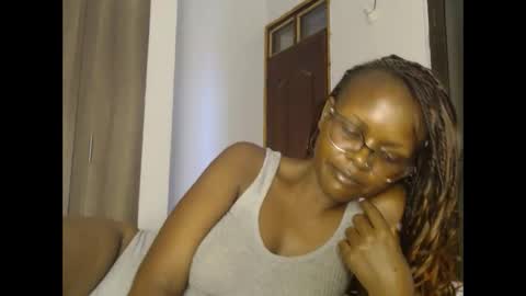 Snapshot of lolamia7 chatting on February 25, 7:42 am lolamia7 online show from February 25, 7:42 am