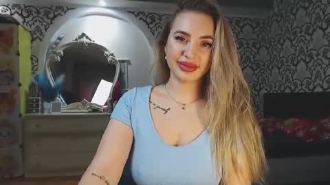 Queen LoraSinClare online show from December 18, 9:48 am