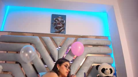  Lorein  online show from December 17, 1:01 am