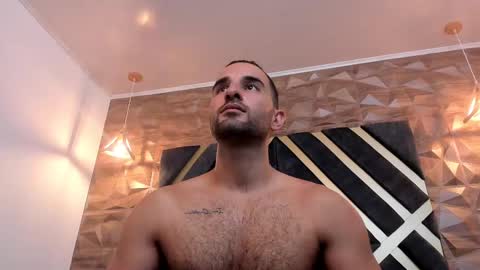  L O R E N Z O  Thumbs Up help  online show from March 4, 9:22 pm