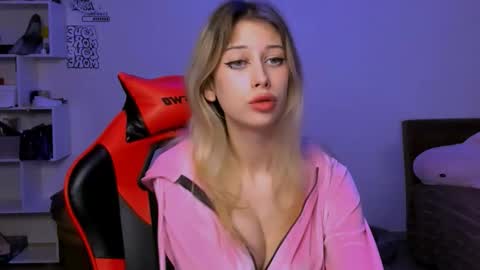 Lori online show from November 21, 6:06 pm