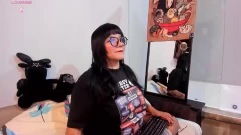 Snapshot of louiemanson_ chatting on October 21, 5:27 pm online show from October 21, 5:27 pm