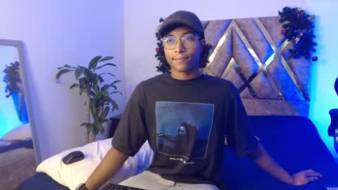 Snapshot of louis_hardstar chatting on December 29, 1:49 pm Louis Valdz online show from December 29, 1:49 pm