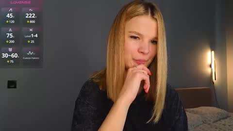 Snapshot of lovely_babyy chatting on February 19, 5:05 am Jenny online show from February 19, 5:05 am
