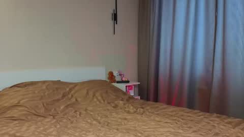 Mia online show from February 25, 1:04 pm