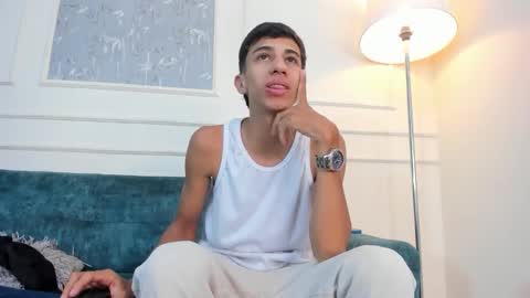 Snapshot of lucian_davi chatting on October 8, 3:34 am Pirulo online show from October 8, 3:34 am