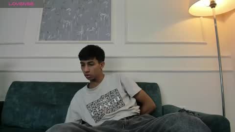 Snapshot of lucian_davi chatting on March 4, 12:01 pm Pirulo online show from March 4, 12:01 pm
