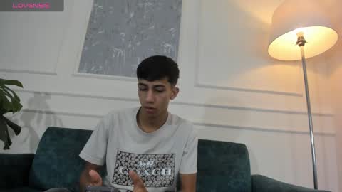 Snapshot of lucian_davi chatting on February 20, 12:15 pm Pirulo online show from February 20, 12:15 pm