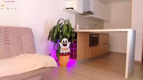 Hello my name is Lucy nice to meet you  thumb up is important for me kisses     online show from October 27, 4:40 pm