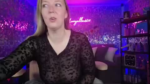 lucyallen4201 online show from June 26, 10:21 am