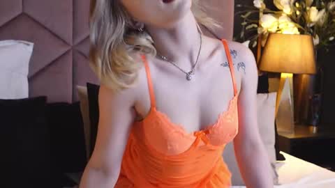 Snapshot of lucylexton chatting on February 24, 7:33 am Lucy Lexton online show from February 24, 7:33 am