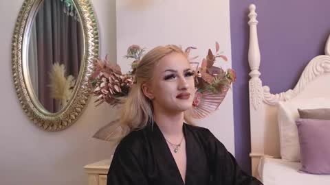 Snapshot of lucylexton chatting on February 18, 4:37 am Lucy Lexton online show from February 18, 4:37 am