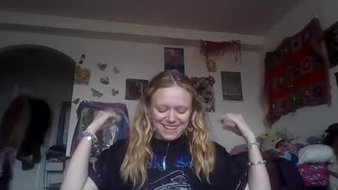 lucylovesflowers online show from July 28, 8:23 pm