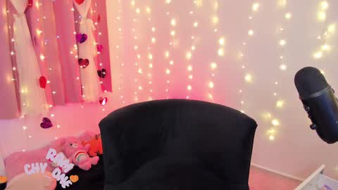 Snapshot of lucyy_peach chatting on February 22, 10:42 pm LUCYY FROM HOME  online show from February 22, 10:42 pm