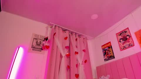 Snapshot of lucyy_peach chatting on October 18, 1:54 am LUCYY FROM HOME  online show from October 18, 1:54 am