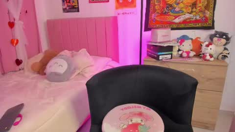 Snapshot of lucyy_peach chatting on October 17, 1:53 am LUCYY FROM HOME  online show from October 17, 1:53 am