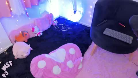 Snapshot of lucyy_peach chatting on March 9, 1:04 am LUCYY FROM HOME  online show from March 9, 1:04 am