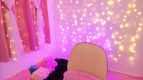 Snapshot of lucyy_peach chatting on January 22, 2:59 am LUCYY FROM HOME  online show from January 22, 2:59 am