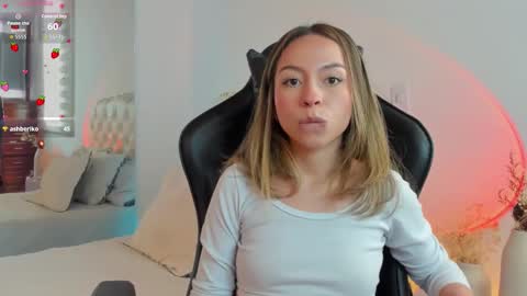 luluuberry online show from February 22, 7:38 pm