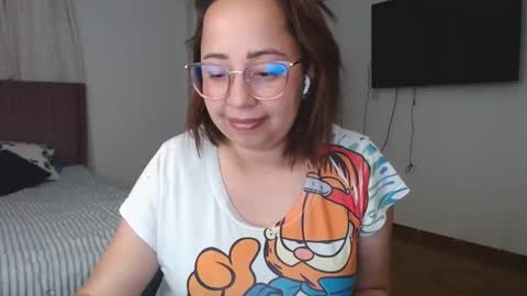 Snapshot of lumi_84 chatting on February 2, 1:02 am LUMI online show from February 2, 1:02 am