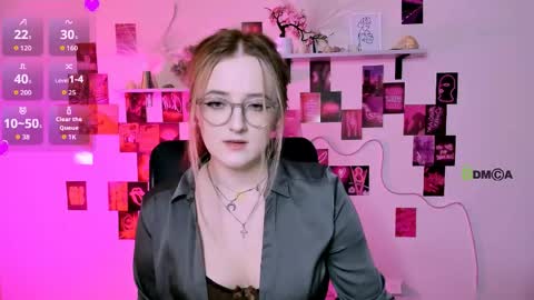 luna_berryy online show from May 6, 8:26 pm