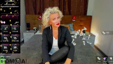 luna_lew1s online show from December 17, 9:16 am