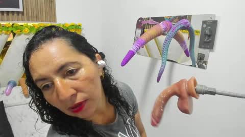 luna_naughty1 online show from June 4, 7:09 pm