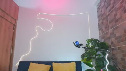luna_valen online show from May 27, 4:31 am