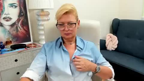 L u n a online show from July 18, 11:01 am