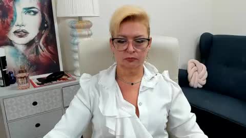 L u n a online show from July 24, 7:16 am
