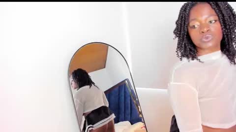 lunadiaz_ online show from December 18, 12:00 pm