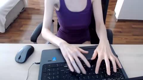 lunavibe_ online show from July 15, 12:10 pm