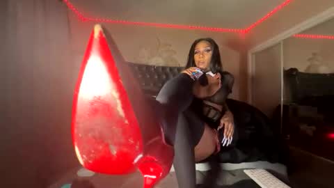 luvvlee online show from March 11, 10:07 am