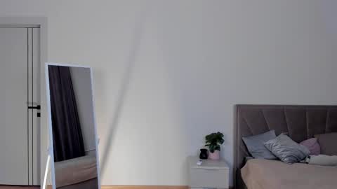  LYNN  online show from January 10, 6:19 am