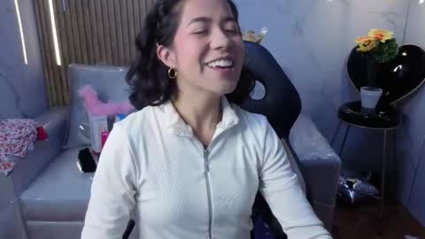 lynn_turner_ online show from February 25, 8:45 pm