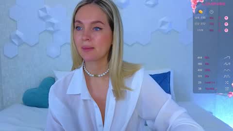 Snapshot of lynna_sparks chatting on October 3, 3:48 am Lana online show from October 3, 3:48 am