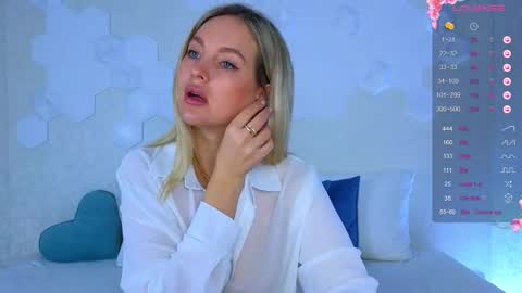 Snapshot of lynna_sparks chatting on October 20, 3:00 am Lana online show from October 20, 3:00 am