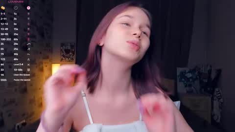 Cozy Lynns room online show from January 15, 1:20 pm