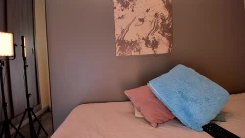 lynnsam_ online show from September 19, 11:30 pm