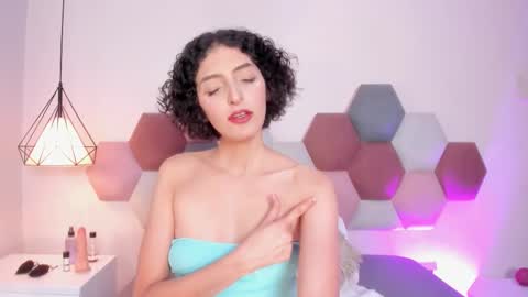 Lyravendrell online show from March 29, 1:07 am